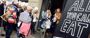 Schnäppchenmentalität. Mit Sonderaktionen lockt der Einzelhandel auch klamme Kunden.