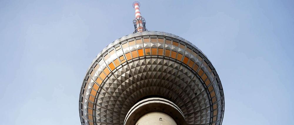 Der Berliner Fernsehturm. Oder doch eher eine riesige Diskokugel? 