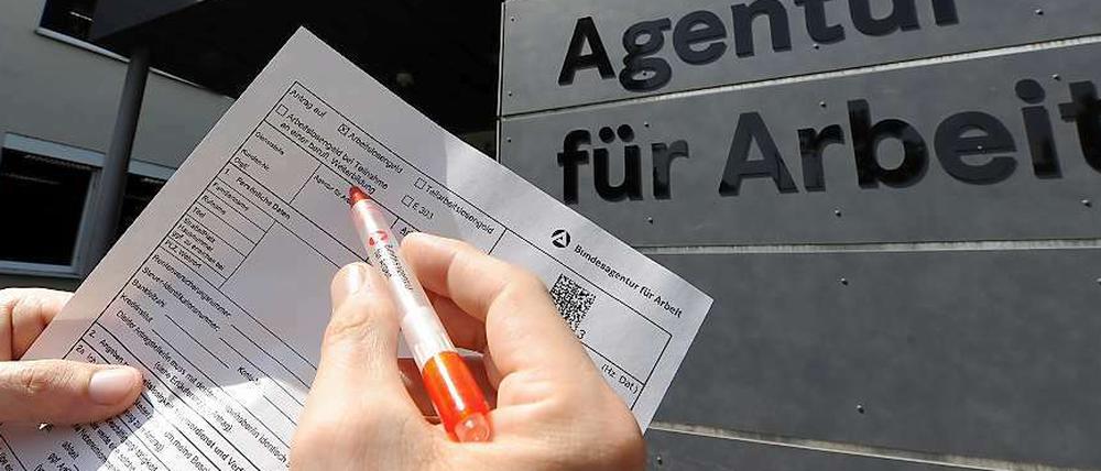 Wer zu wenig Arbeitslosengeld bekommt, muss mit Hartz IV aufstocken.
