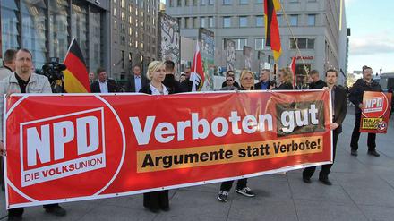 NPD-Anhänger bei einer Demonstration im März gegen ein mögliches Parteienverbot.