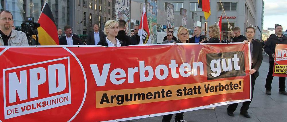 NPD-Anhänger bei einer Demonstration im März gegen ein mögliches Parteienverbot.