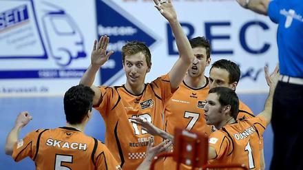 Sie können es selbst kaum glauben. Aber nach einem 3:0-Sieg gegen Haching ist die Meisterschaft für die BR Volleys wieder drin.