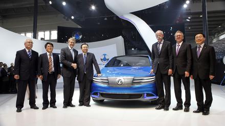 Vorstellung des ersten Denza auf der Auto China in Peking: Daimler-Chef Dieter Zetsche (3. v. re.) und Daimler-Entwicklungsvorstand Thomas Weber (3. v. li.) umgeben von Führungskräften des Joint-Ventures BDNT.