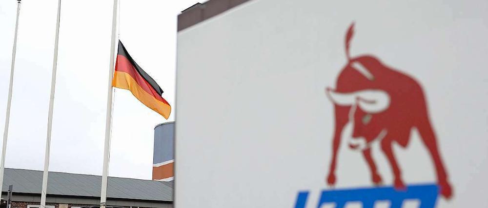 Die deutsche Fahne weht am Donnerstag auf dem Gelände des Kalibergwerks in Wunstorf bei Hannover auf halbmast, nachdem bei einem Grubenunglück ein Bergmann getötet worden war.