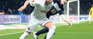 Hinterher gelaufen. Herthas Roman Hubnik (mit Freiburgs Jonathan Schmid) leitete die Niederlage mit einem Eigentor ein. Foto: dpa