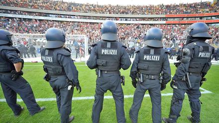 Nach einem Spiel zwischen der Eintracht Frankfurt und dem 1. FC Köln (07.05.2011) gehen Polizisten gehen randalierende Fans vor. Auch in Berlin hat die Zahl gewaltbereiter Fans in den letzten beiden Jahren deutlich zugenommen.