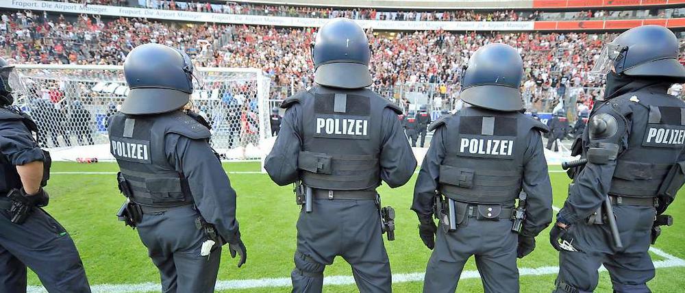 Nach einem Spiel zwischen der Eintracht Frankfurt und dem 1. FC Köln (07.05.2011) gehen Polizisten gehen randalierende Fans vor. Auch in Berlin hat die Zahl gewaltbereiter Fans in den letzten beiden Jahren deutlich zugenommen.