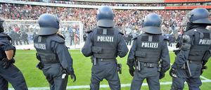 Nach einem Spiel zwischen der Eintracht Frankfurt und dem 1. FC Köln (07.05.2011) gehen Polizisten gehen randalierende Fans vor. Auch in Berlin hat die Zahl gewaltbereiter Fans in den letzten beiden Jahren deutlich zugenommen.