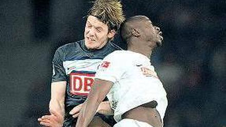 Haut sich überall rein. Peter Niemeyer (links) ist bei Hertha BSC als defensiver Mittelfeldspieler angestellt. Weil alle Innenverteidiger fehlen, muss er hinten aushelfen. Foto: dpa