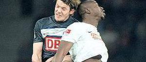 Haut sich überall rein. Peter Niemeyer (links) ist bei Hertha BSC als defensiver Mittelfeldspieler angestellt. Weil alle Innenverteidiger fehlen, muss er hinten aushelfen. Foto: dpa