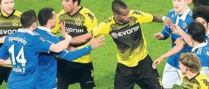 Kampf um Pott und Schale. Schon im Hinspiel in Dortmund, das die Borussia 2:0 gewann, ging es ziemlich ruppig zu.Foto: dapd