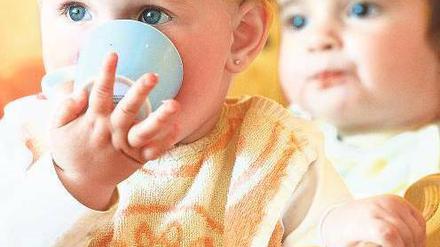 Das Wohl der Kleinen. Darunter verstehen alle anderes. Die Opposition will im Gegensatz zur Regierung möglichst viele in Krippen und Kindergärten fördern. 
