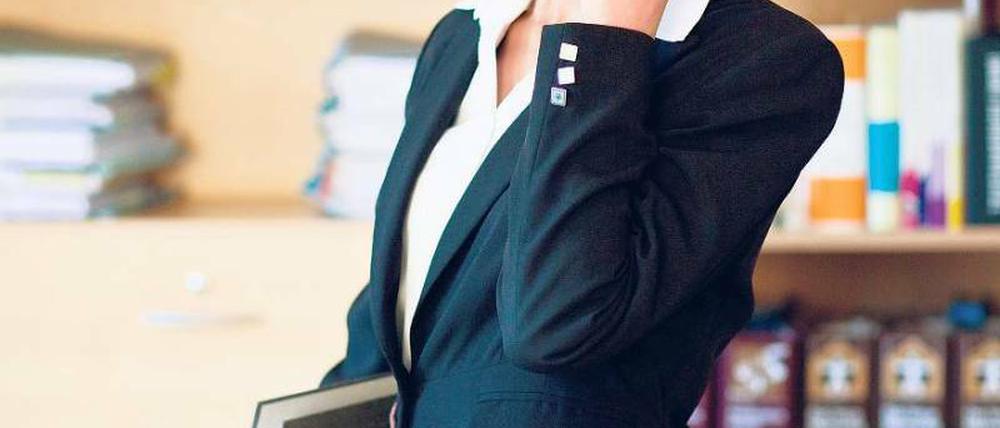 Kostüm oder Anzug? Frauen, die Karriere machen wollen, müssen ihren eigenen Weg finden. Männliche Vorbilder zu kopieren, funktioniert nicht.