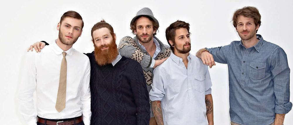 Männer mit mehr oder weniger Bart. Wie richtige Kerle sollen die Träger von Dockers-Hosen aussehen.