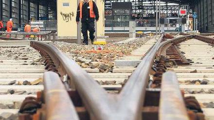 Endspurt. Noch am Samstag hämmerten und bohrten Handwerker in der Halle am Bahnhof Ostkreuz, die Montag in Betrieb genommen wird.