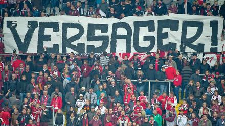 Der Betze brodelt: Die Fans des FCK zeigen deutlich, was sie von ihrer Mannschaft in dieser Saison halten.