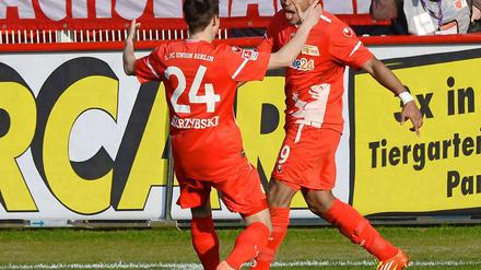 Chinedu Ede (r.) bejubelt sein Führungstor zum 1:0 mit Vorlagengeber Steven Skrzybski (l.) .