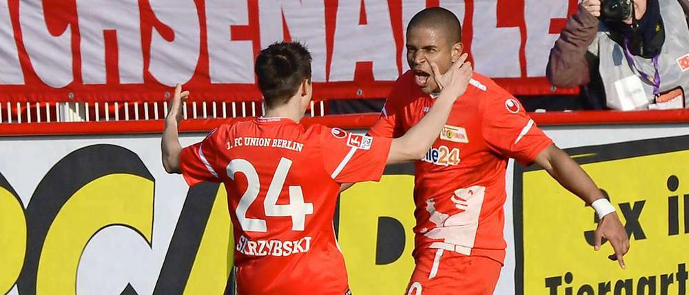 Chinedu Ede (r.) bejubelt sein Führungstor zum 1:0 mit Vorlagengeber Steven Skrzybski (l.) .