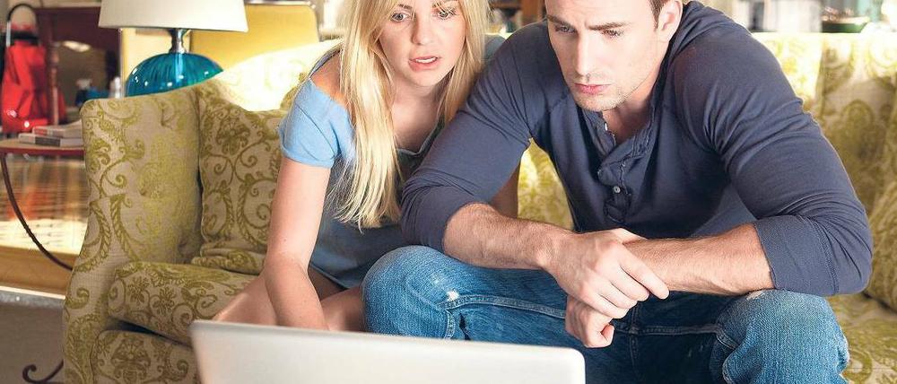 Computer mit dem Apple-Logo kommen in Kinofilmen wie hier in „Der perfekte Ex“ mit Anna Faris und Chris Evans aus dem Jahr 2011 häufiger vor als Modelle anderer Hersteller. Der „Flashback“-Trojaner verpasst dem schicken Image nun einen Kratzer.