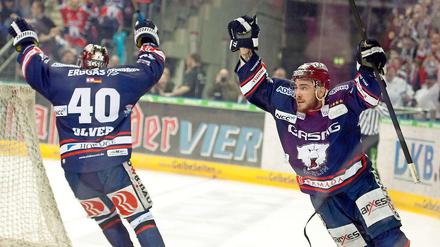 Darin Olver (l.) und Constantin Braun (r.) bejubeln Brauns Tor zur 2:0-Führung beim 4:1-Sieg der Eisbären über Straubing.