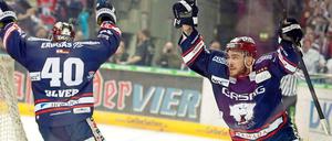 Darin Olver (l.) und Constantin Braun (r.) bejubeln Brauns Tor zur 2:0-Führung beim 4:1-Sieg der Eisbären über Straubing.