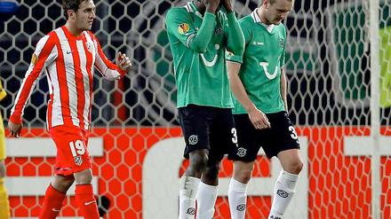 Die Hannoveraner Mannschaft um Mame Diouf und (m.) und Konstantin Rausch (r.) hatten sich viel vorgenommen für das Rückspiel zu Hause gegen Atletico Madrid, doch am Ende schieden die Niedersachsen aus.