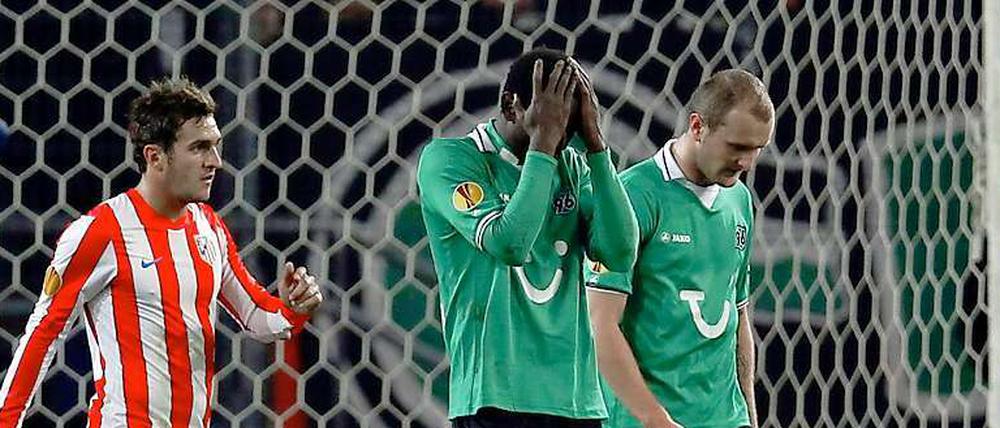 Die Hannoveraner Mannschaft um Mame Diouf und (m.) und Konstantin Rausch (r.) hatten sich viel vorgenommen für das Rückspiel zu Hause gegen Atletico Madrid, doch am Ende schieden die Niedersachsen aus.
