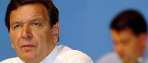 Ex-Kanzler Gerhard Schröder rät seiner Partei, wieder stärker in die Mitte zu rücken.