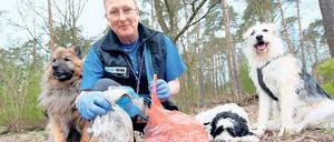 Saubere Sache. Dorit Rivas, 58, mit drei ihrer vier Hunden, in Aktion.