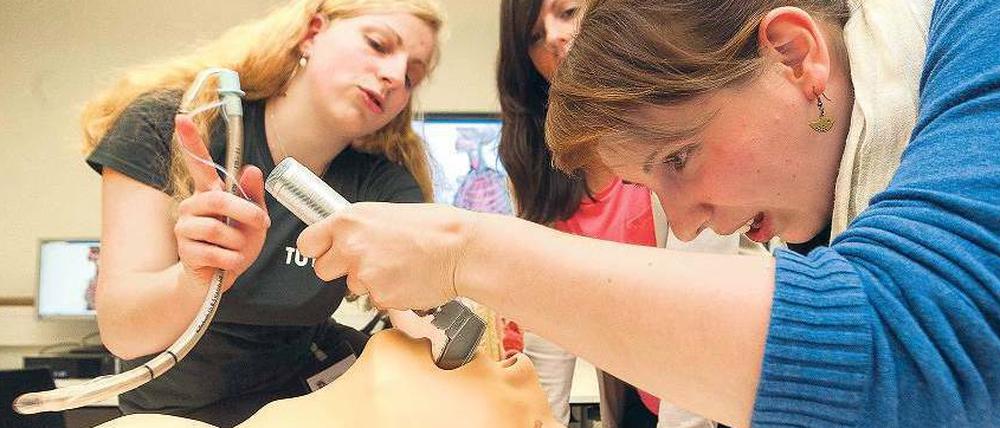 Trockenübung. Im Lernzentrum werden Eingriffe auch an Puppen trainiert.