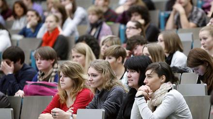Im Hörsaal in der Mehrzahl. Unter Professoren sind Frauen dann stark unterrepräsentiert.