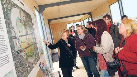 Ja, mach’ nur einen Plan. Auf Schautafeln wird im Holzhaus über die mögliche Zukunft des früheren Tempelhofer Flugfeldes informiert.