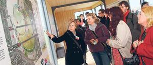 Ja, mach’ nur einen Plan. Auf Schautafeln wird im Holzhaus über die mögliche Zukunft des früheren Tempelhofer Flugfeldes informiert.