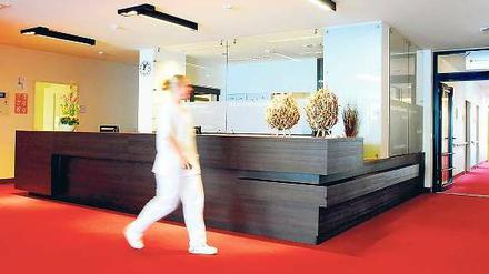 Auf der Komfortstation des Humboldt-Klinikums in Reinickendorf rollt der Betreiber Vivantes seinen Patienten den roten Teppich aus. 