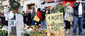 Passanten gedenken dem Opfer einer Schießerei in Neukölln.