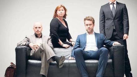 Breiviks Verteidigerteam. Geir Lippestad (links), Vibeke Hein Baera, Odd Ivar Groen und Tord Jordet, in Szene gesetzt von dem Fotografen Heiko Junge. Ihre Selbstdarstellung stößt auf Kritik. 