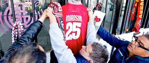 Fans des AS Livorno hängen in Gedenken an Piermario Morosini ein Trikot des Verstorbenen am Stadion Armando Picchi auf.