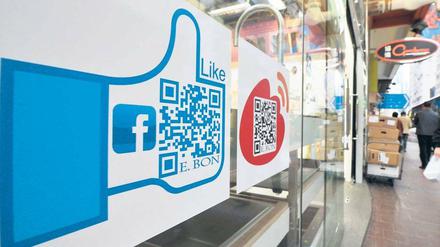 Daumen hoch. Voraussichtlich noch im Frühjahr will Firmengründer Mark Zuckerberg Facebook an die Börse bringen. Knapp 60 Prozent aller stimmberechtigten Aktien will er für sich behalten. Damit die übrigen Anteilsscheine nicht zum Ladenhüter werden, tut er eine ganze Menge. Foto: AFP