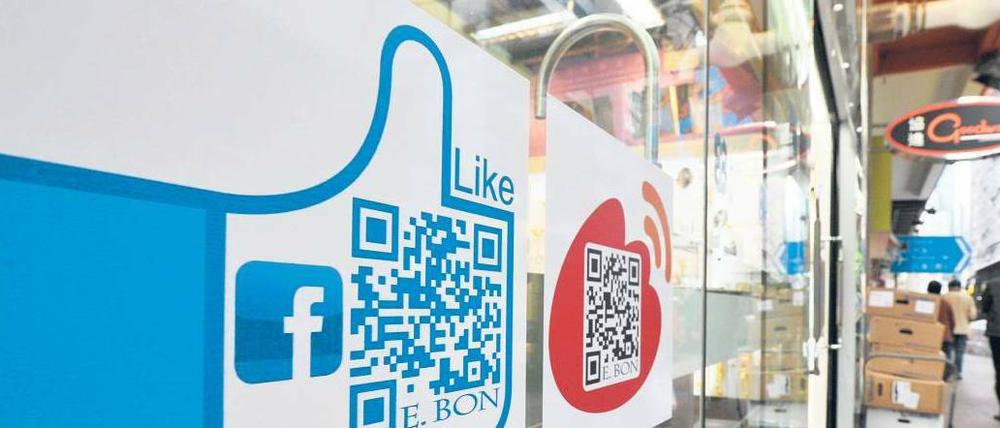 Daumen hoch. Voraussichtlich noch im Frühjahr will Firmengründer Mark Zuckerberg Facebook an die Börse bringen. Knapp 60 Prozent aller stimmberechtigten Aktien will er für sich behalten. Damit die übrigen Anteilsscheine nicht zum Ladenhüter werden, tut er eine ganze Menge. Foto: AFP