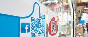Daumen hoch. Voraussichtlich noch im Frühjahr will Firmengründer Mark Zuckerberg Facebook an die Börse bringen. Knapp 60 Prozent aller stimmberechtigten Aktien will er für sich behalten. Damit die übrigen Anteilsscheine nicht zum Ladenhüter werden, tut er eine ganze Menge. Foto: AFP