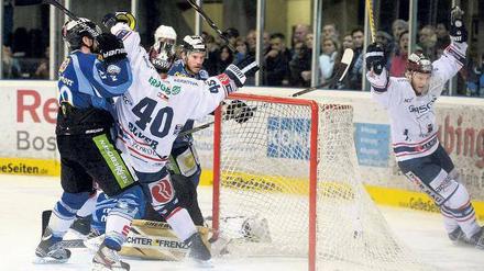 Da jubelt er noch. Florian Busch (rechts) feiert das 3:2 der Eisbären. Später schlug ihm Straubings Torhüter den Stock ins Gesicht. 