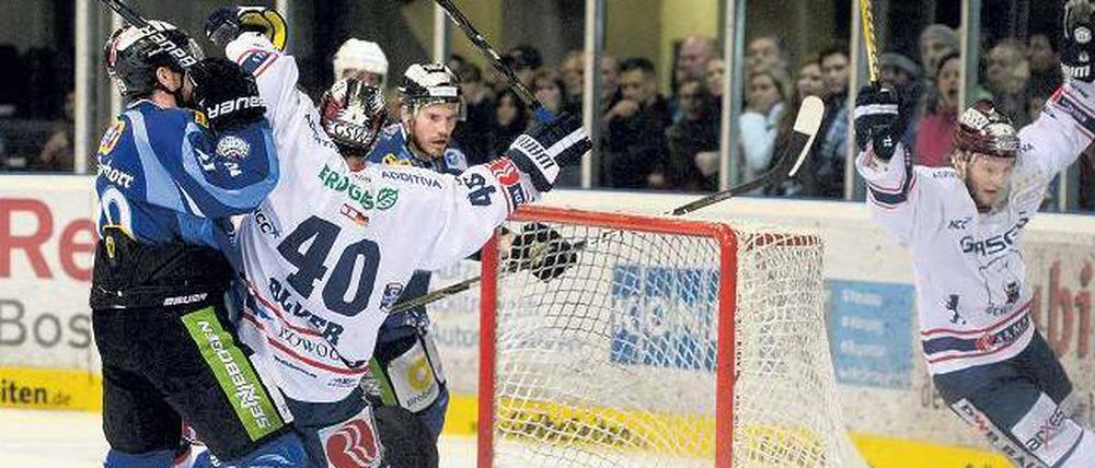 Da jubelt er noch. Florian Busch (rechts) feiert das 3:2 der Eisbären. Später schlug ihm Straubings Torhüter den Stock ins Gesicht. 