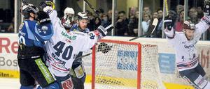 Da jubelt er noch. Florian Busch (rechts) feiert das 3:2 der Eisbären. Später schlug ihm Straubings Torhüter den Stock ins Gesicht. 