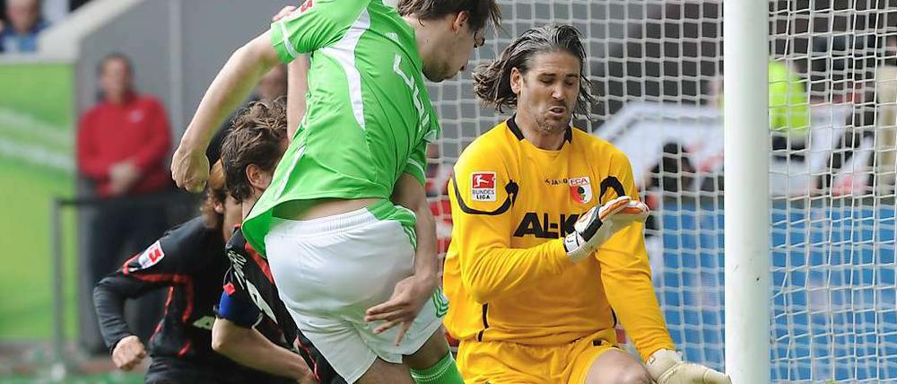 Wirkungsvoll an alter Wirkungsstätte: Augsburgs Torwart Simon Jentzsch klärt gegen Wolfsburgs Patrick Helmes.