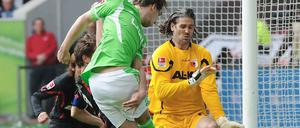 Wirkungsvoll an alter Wirkungsstätte: Augsburgs Torwart Simon Jentzsch klärt gegen Wolfsburgs Patrick Helmes.