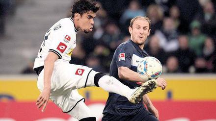Vorne pfui, hinten hui. Die Hintermannschaft von Hertha BSC um Roman Hubnik (r.) hatte mit Gladbachs Igor de Camargo keine größeren Schwierigkeiten.Foto: dpa