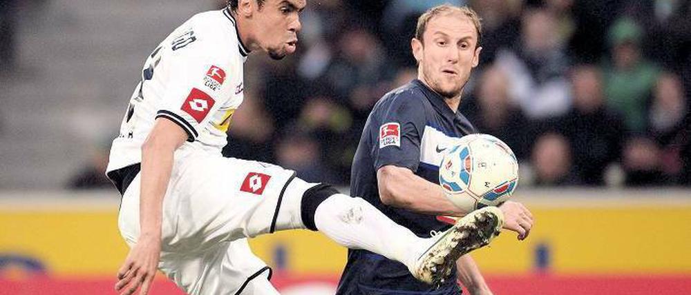 Vorne pfui, hinten hui. Die Hintermannschaft von Hertha BSC um Roman Hubnik (r.) hatte mit Gladbachs Igor de Camargo keine größeren Schwierigkeiten.Foto: dpa