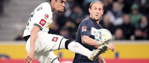 Vorne pfui, hinten hui. Die Hintermannschaft von Hertha BSC um Roman Hubnik (r.) hatte mit Gladbachs Igor de Camargo keine größeren Schwierigkeiten.Foto: dpa