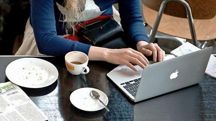 Rechnung ohne den Wirt. Der drahtlose Zugang zum Netz in Cafés und Hotels kann zum Problem für die Besitzer werden – weil Gäste illegale Daten herunterladen.