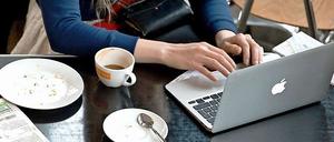 Rechnung ohne den Wirt. Der drahtlose Zugang zum Netz in Cafés und Hotels kann zum Problem für die Besitzer werden – weil Gäste illegale Daten herunterladen.